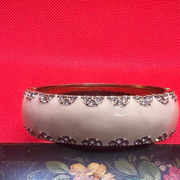 STELLA & DOT Cream Rhinestone Enamel Hinged Bangle Bracelet Chunky GoldTone - Picture 1 of 12
